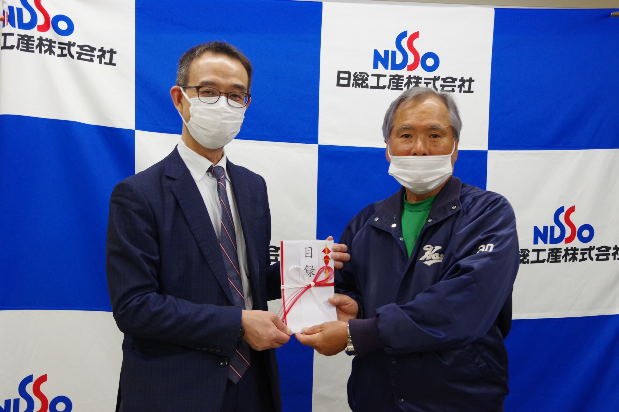 2021年5月5日(祝)に開催されました横浜市港北区少年野球連盟の理事会に於きまして、目録の贈呈をする関戸上席執行役員